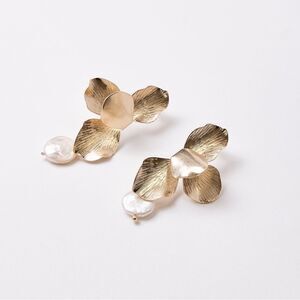 Flower pearl drop earrings in gold M79